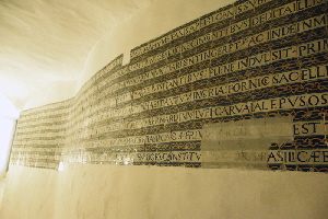 Piazza_di_Santa_Croce_in_Gerusalemme-Chiesa_omonima-Scritte_Rampa