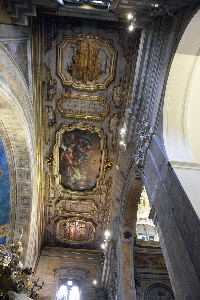 Piazza_di_Santa_Croce_in_Gerusalemme-Chiesa_omonima-Transetto (2)