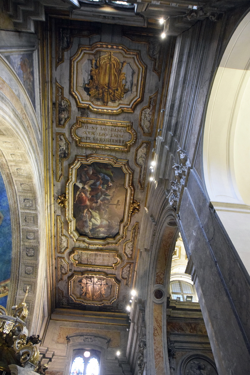 Piazza_di_Santa_Croce_in_Gerusalemme-Chiesa_omonima-Transetto (2)