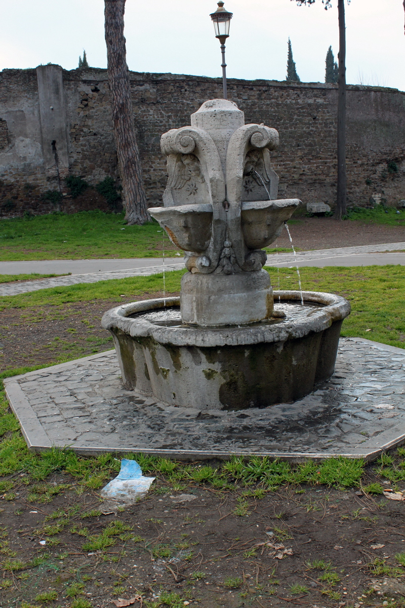 Piazza_di_Santa_Croce_in_Gerusalemme-Fontana (2)