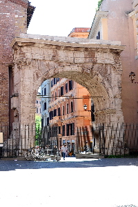 Via_di_S_Vito-Arco_di_Gallieno (11)