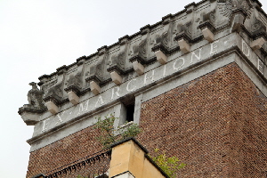 Piazza del Grillo - Scritte in cima alla Torre in memoria del suo costruttore Marchionne di Arezzo1