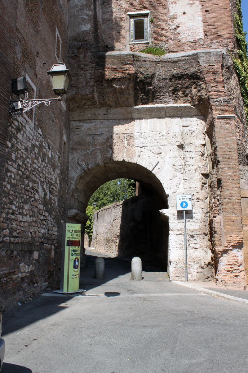 Largo della Sanit - Arco di Dolabella_01