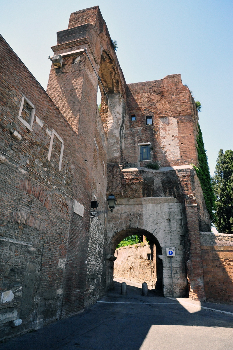 Largo della Sanit - Arco di Dolabella (4)