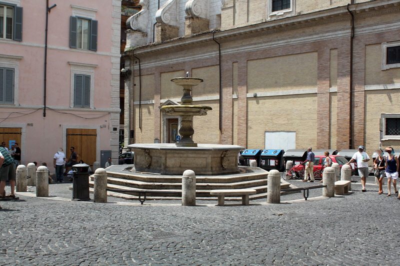 Piazza della Madonna dei Monti - Fontana XVI sec