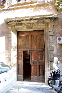 Via_della_Madonna_dei_Monti-Palazzo_al_n_25-Portone (2)