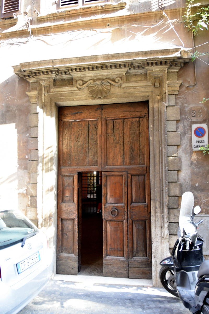 Via_della_Madonna_dei_Monti-Palazzo_al_n_25-Portone (2)