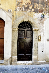 Via_della_Madonna_dei_Monti-Palazzo_al_n_87-Portone