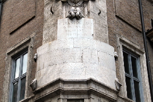 Via della Madonna dei Monti - ex Collegium Neophity - Lapide di angolo (2)