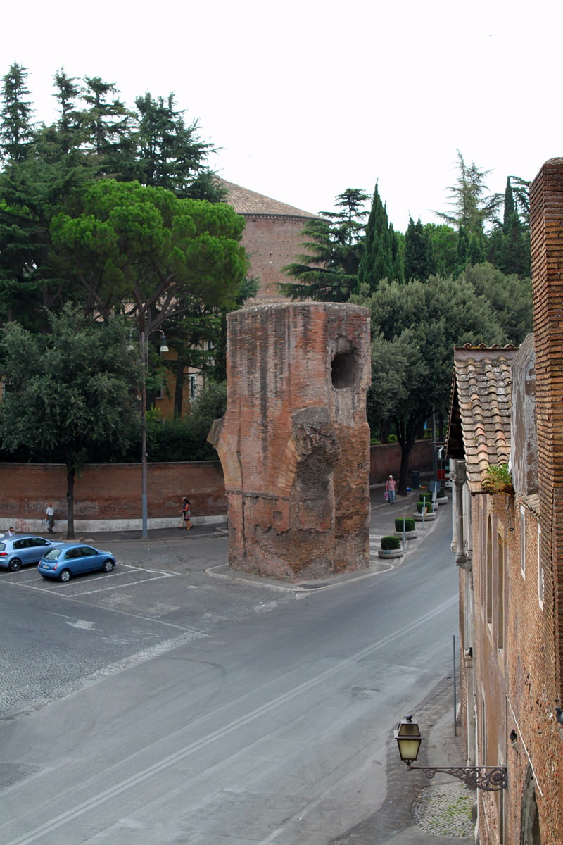 via di S Paolo della Croce - Acquedotto Claudio a Largo della Sanit