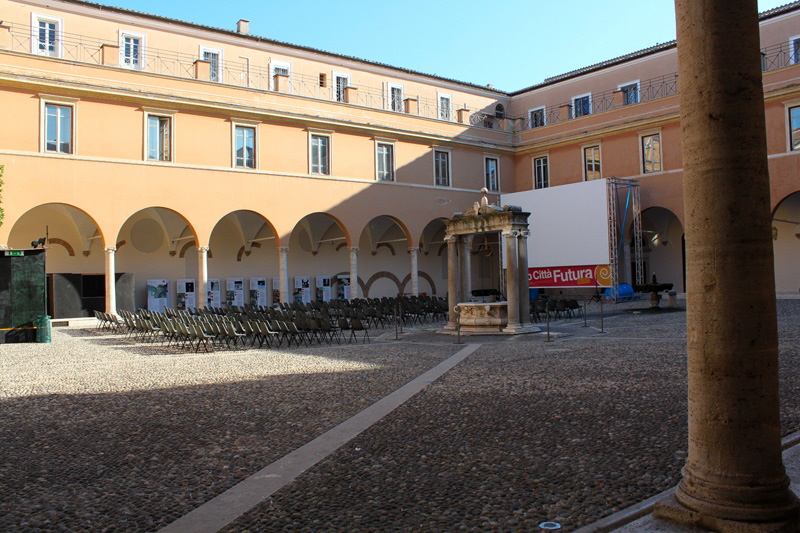 Piazza_S_Pietro_in_Vincoli-Chiesa_di_S_Pietro_in_Vincoli-Chiostro