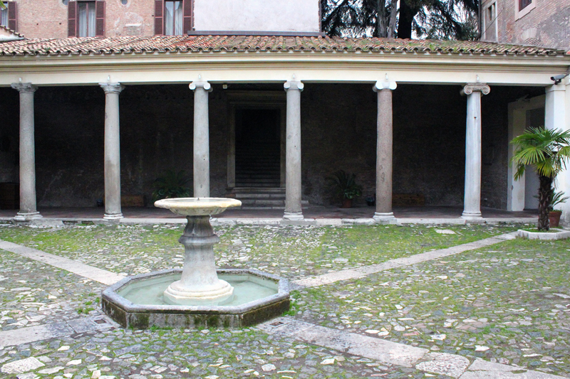 Piazza_di_S_Clemente-Basilica_di_S_Clemente-Patio (11)