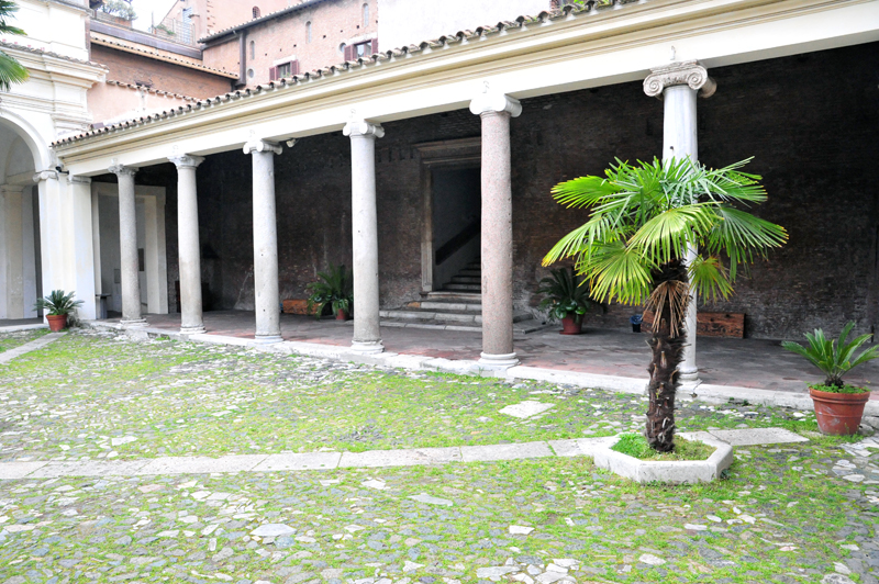 Piazza_di_S_Clemente-Basilica_di_S_Clemente-Patio (2)