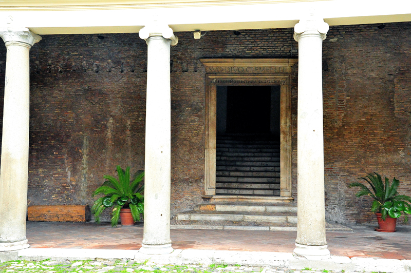 Piazza_di_S_Clemente-Basilica_di_S_Clemente-Patio (3)_01