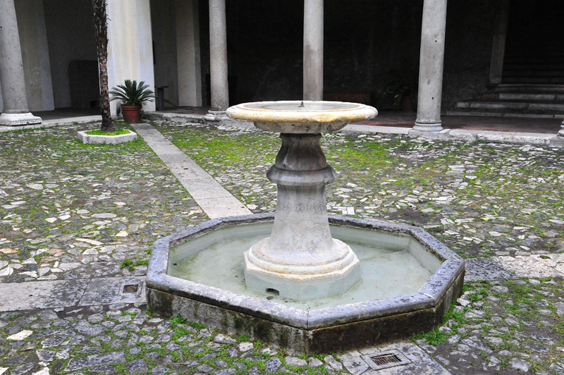 Piazza_di_S_Clemente-Basilica_di_S_Clemente-Patio (4)