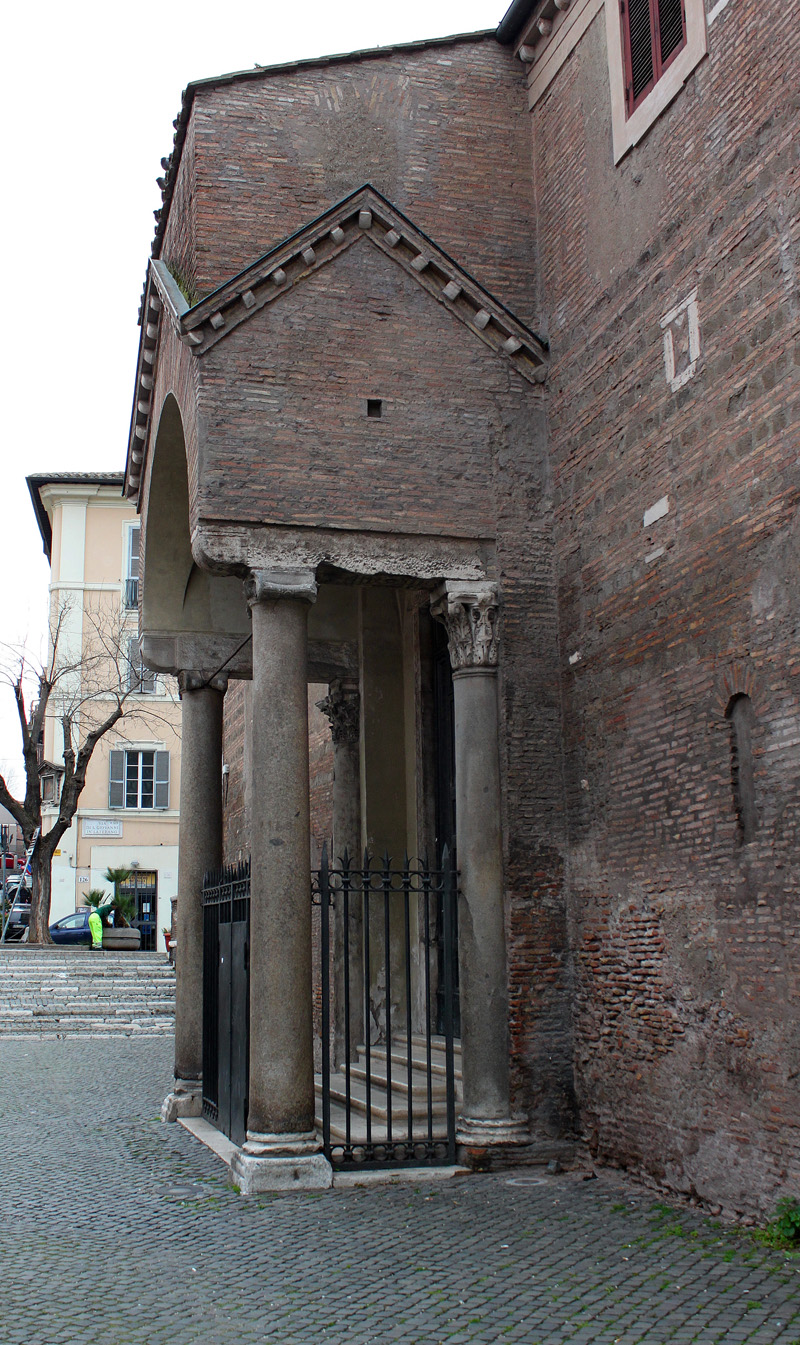 Piazza_di_S_Clemente-Basilica_di_S_Clemente-Pronao