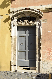 Piazza_degli_Zingari-Palazzo_al_n_30-Portone