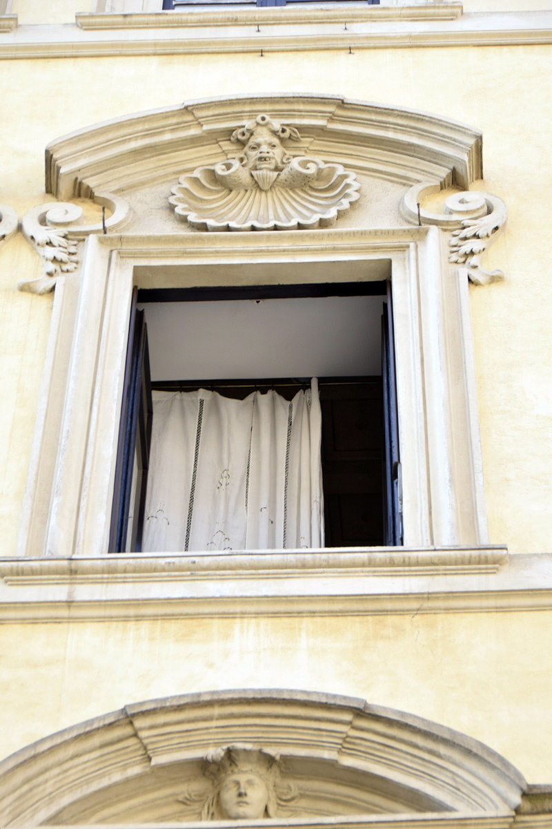 Piazza_degli_Zingari-Palazzo_al_n_55-Finestra (2)