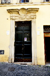 Piazza_degli_Zingari-Palazzo_al_n_55-Portone