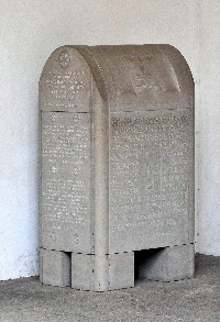 Piazza_di_S_Clemente-Basilica_di_S_Clemente-Patio-Stele_a_Costantino_Crillo_inventore_dell'alfabeto_slavo