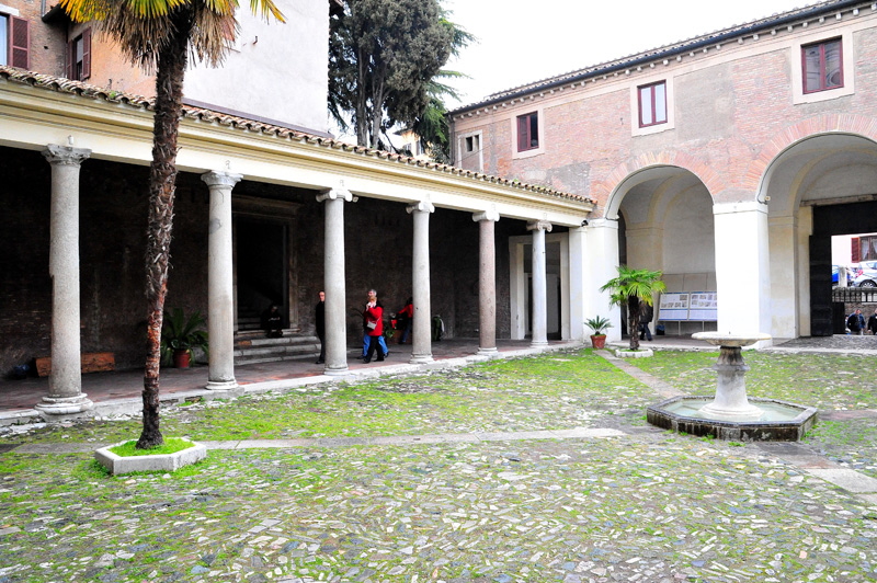 Piazza_di_S_Clemente-Basilica_di_S_Clemente-Patio (5)