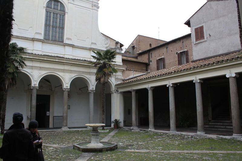 Piazza_di_S_Clemente-Basilica_di_S_Clemente-Patio (6)