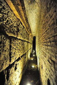 Piazza_di_S_Clemente-Basilica_di_S_Clemente-Scavi_del_I_secolo-via_romana