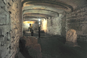 Piazza_di_S_Clemente-Basilica_di_S_Clemente-Scavi_del_I_secolo (2)