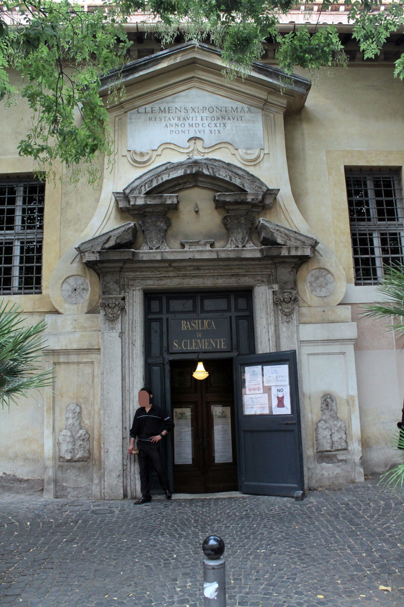 Piazza di S Clemente - Chiesa di S Clemente su via del Laterano - ingresso