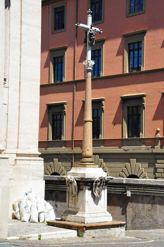 Piazza di S Maria Maggiore - Chiesa di S Maria Maggiore - Croce o cannone