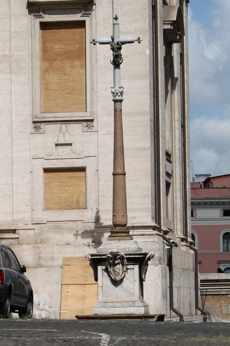 Piazza di S Maria Maggiore - Chiesa di S Maria Maggiore - Croce o cannone_01