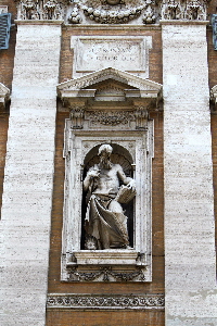 Piazza di S Maria Maggiore - Chiesa di S Maria Maggiore - Statua esterna (2)