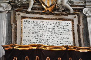 Piazza di S Maria Maggiore - Lapide di Benedetto XIV