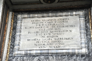 Piazza di S Maria Maggiore - Lapide ingresso cappella Sforza