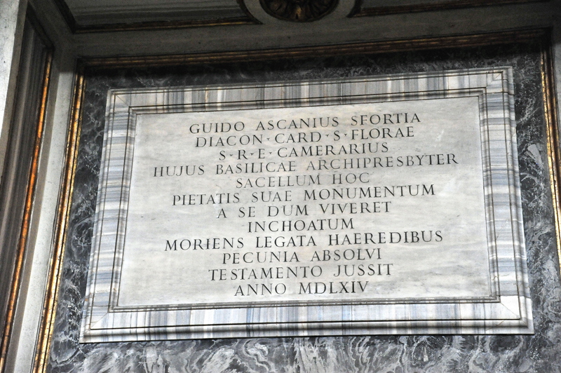 Piazza di S Maria Maggiore - Lapide ingresso cappella Sforza