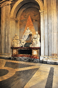 Piazza di S Maria Maggiore - Monumento Agostino Favoriti