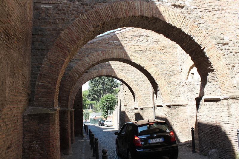 Clivio di Scauro - archi di sostegno restaurati nel 1968 (2)