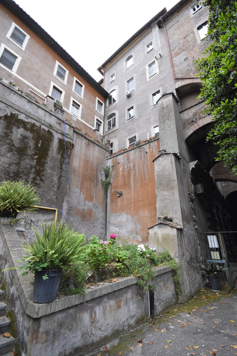 Piazza_dei_SS_Giovanni_e_Paolo-Tempio_di_Claudio (14)