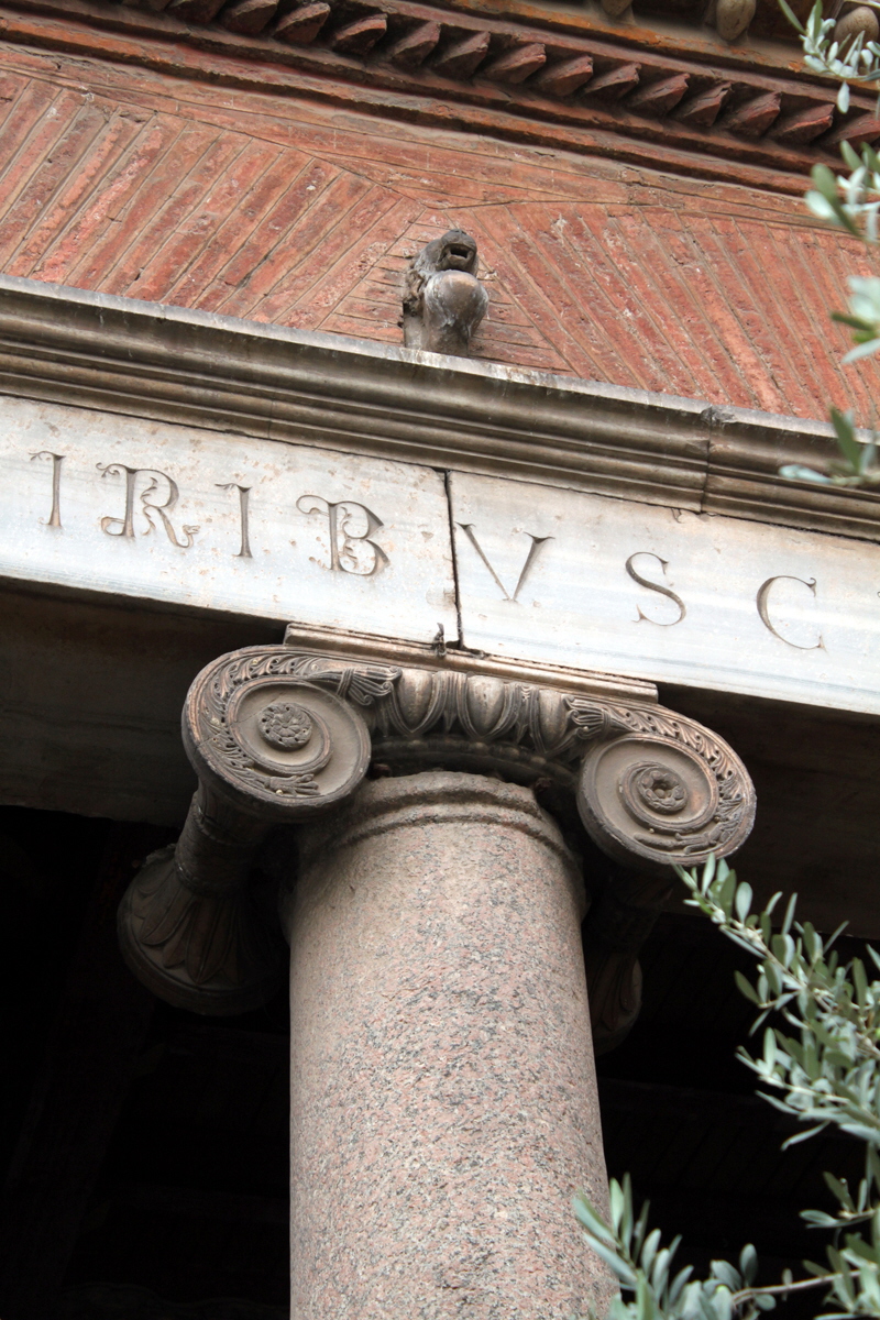 Piazza dei SS Giovanni e Paolo -  Chiesa di S Giovanni e Paolo - Capitello del portico (4)