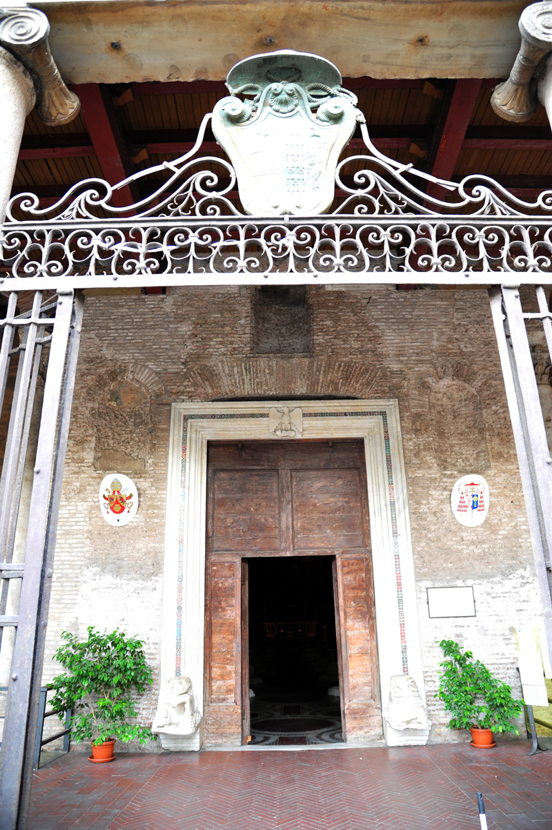 Piazza dei SS Giovanni e Paolo -  Chiesa di S Giovanni e Paolo - Ingresso Portico