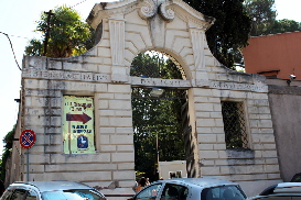 Piazza dei SS Giovanni e Paolo -  Ingresso villa Celimontana