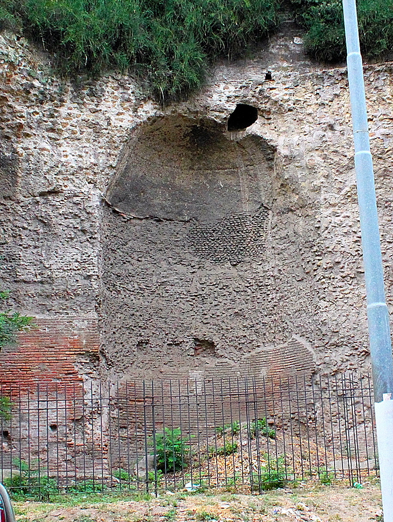 via Claudia - Mura di fondazione del Tempio di Claudio - Abside cappella medioevale (5)