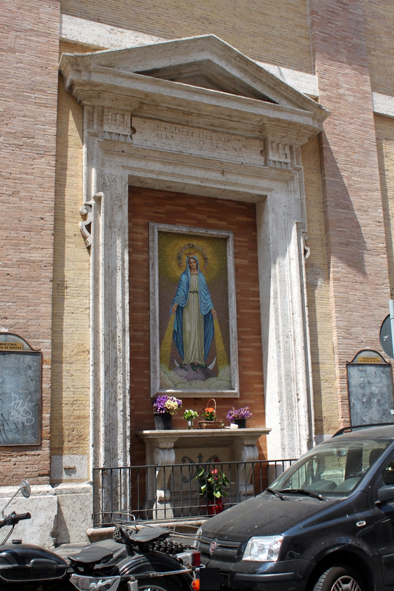 Piazza Madonna dei Monti - Edicola di Maria che schiaccia i Serpenti