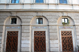 Piazza_del_Biscione-Palazzo_Orsini_al_n_95-Antiche_insegne