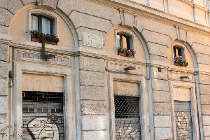 Piazza_del_Biscione-Palazzo_Orsini_al_n_95-Antiche_insegne (2)