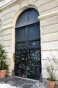 Piazza_del_Biscione-Palazzo_Orsini_al_n_95-Portone