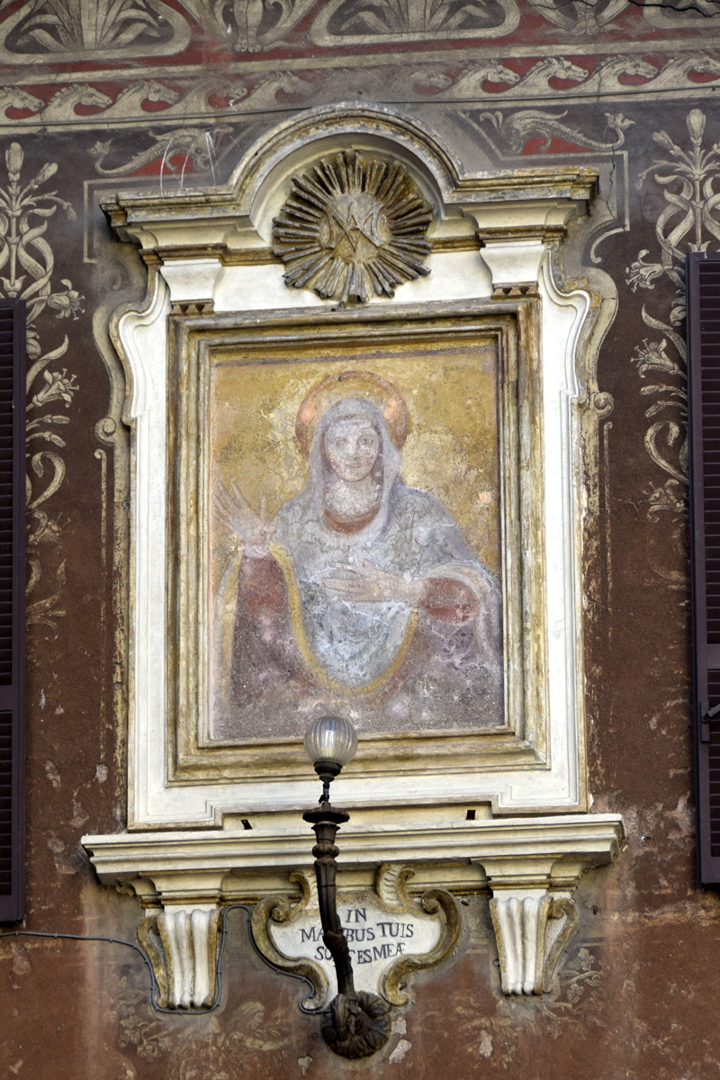 Piazza_del_Biscione-Scuderie_Orsini_al_n_80-Edicola (2)
