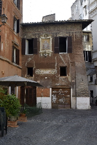 Piazza_del_Biscione-Scuderie_Orsini_al_n_80 (2)