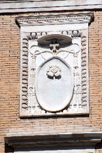 Piazza_della_Cancelleria-Palazzo_omonimo-Cortile-Stemma_del_card_Raffaele_Riario (3)