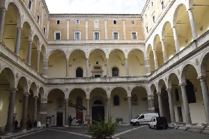 Piazza_della_Cancelleria-Palazzo_omonimo-Cortile